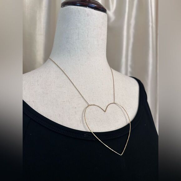 Stella & Dot Gold Heart hammered Necklace EUC - Picture 4 of 6